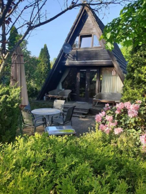 Nurdachhaus mit Kaminofen und großem Grundstück